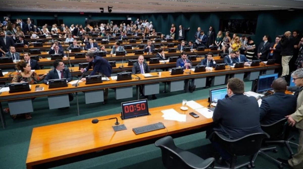 Fim da reeleição: PEC propõe mandatos únicos de 5 anos e eleições unificadas no Brasil