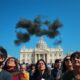 fumaca-preta-no-conclave-decepciona-multidoes-em-praca-de-sao-pedro