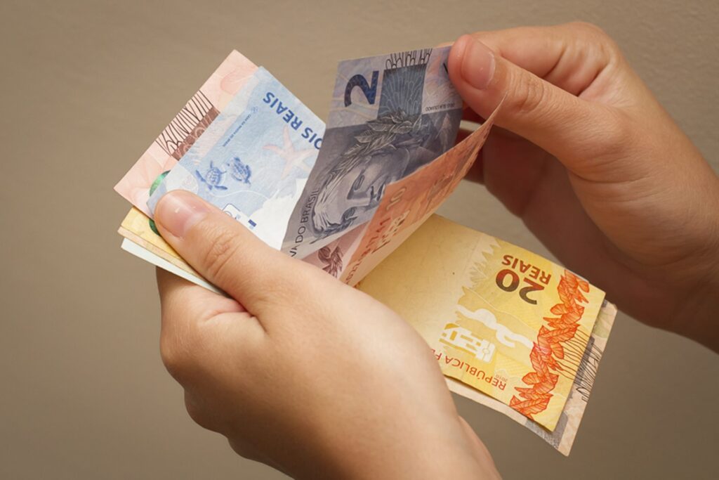 Com apenas dois dias restantes para o término do prazo de entrega da Declaração do Imposto de Renda Pessoa Física (IRPF), cerca de 10,2 milhões de contribuintes ainda não regularizaram suas contas com o Leão. Até às 18h da quarta-feira (28), a Receita Federal registrou o envio de 35.977.494 declarações, o que equivale a 77,87% do total projetado para este ano.