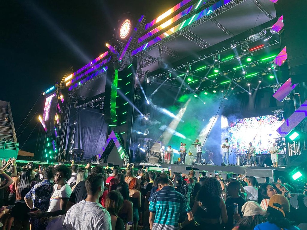 Grande Show de Música Popular Atraí Multidões e Celebridades
