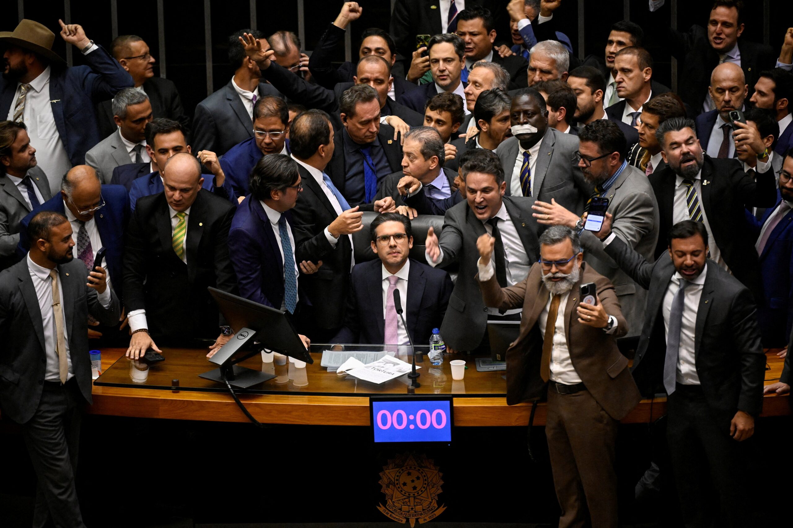 Câmara dos Deputados Propõe Mudanças no Regimento Interno para Penalizar Ações que Impedem o Funcionamento Legislativo