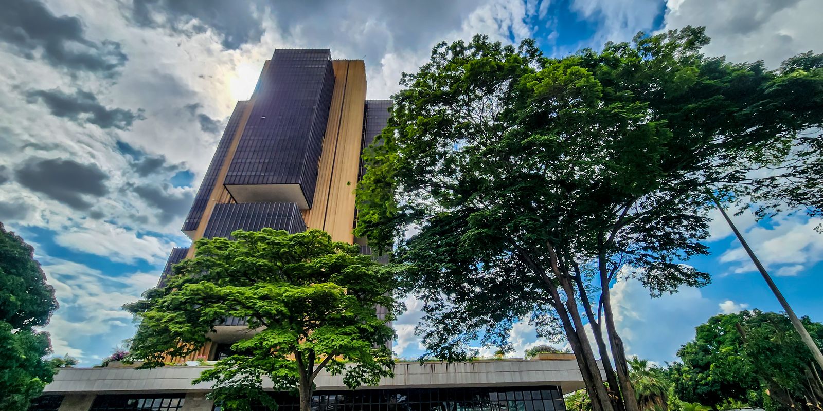 Copom Mantém Taxa Selic em 15%: Análise do Cenário Econômico