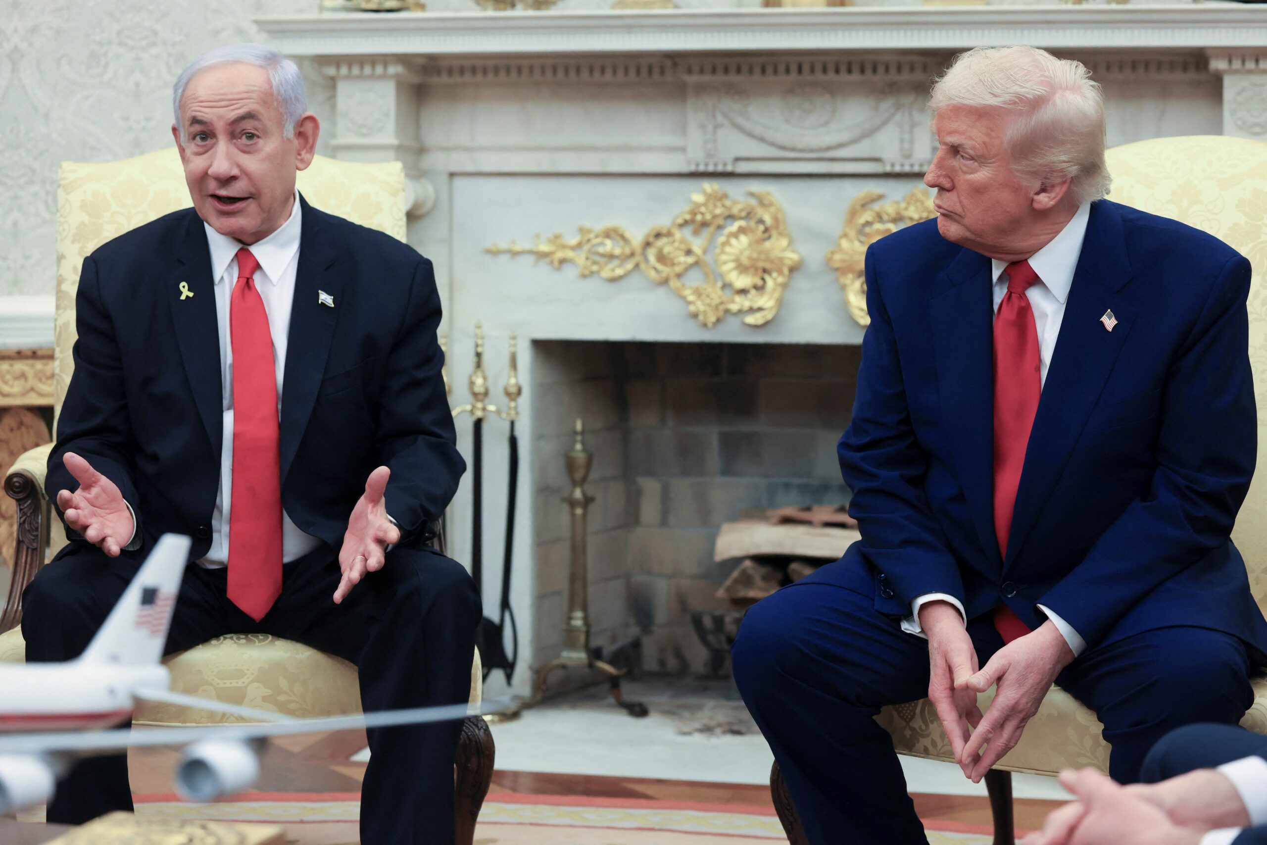 Netanyahu Se Reuniu com Trump em Meio a Crescente Isolamento Internacional e Pressão Interna