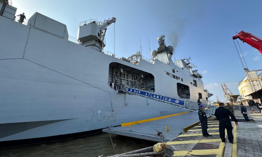 Navio-aeródromo "Atlântico" Atraca em Belém e Promove Visitação Pública